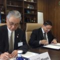 覚書に署名するリファイ事務局長（右）と見並理事長