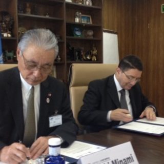 覚書に署名するリファイ事務局長（右）と見並理事長