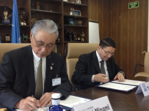 覚書に署名するリファイ事務局長(右)と見並理事長