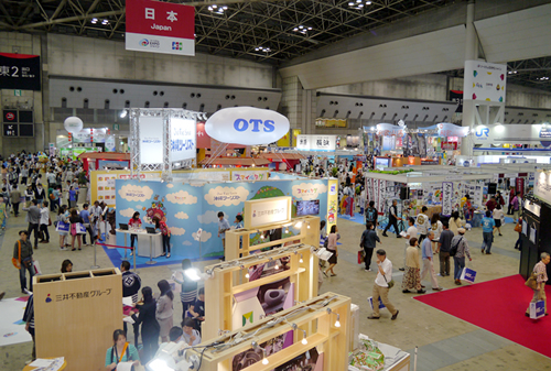 新しい旅行情報を求めて多くの人が会場に足を運んだ
