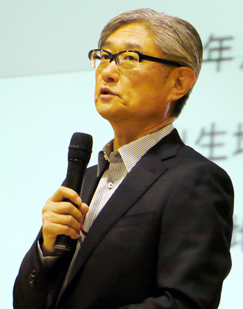 講演する堤監督