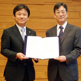 予備的合意書を手にするJAPCOの近浪氏（左）とCPAの分部氏
