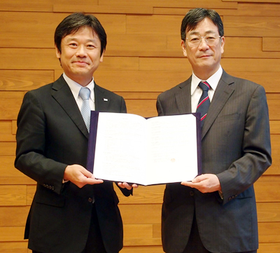 予備的合意書を手にするJAPCOの近浪氏(左)とCPAの分部氏