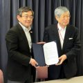 協定締結を発表した久保長官（左）と瀬谷社長＝5月28日、国交省で