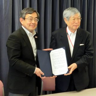 協定締結を発表した久保長官（左）と瀬谷社長＝5月28日、国交省で