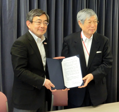 協定締結を発表した久保長官(左)と瀬谷社長=5月28日、国交省で