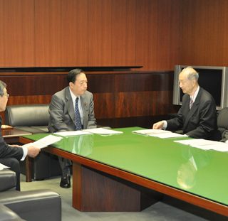 太田国交相（左から2人目）と意見交換する日商の須田氏（同3人目）。右端は佐々木氏