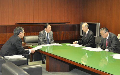太田国交相(左から2人目)と意見交換する日商の須田氏(同3人目)。右端は佐々木氏
