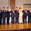 ガッツポーズを披露する6県知事ら