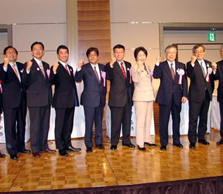 ガッツポーズを披露する6県知事ら