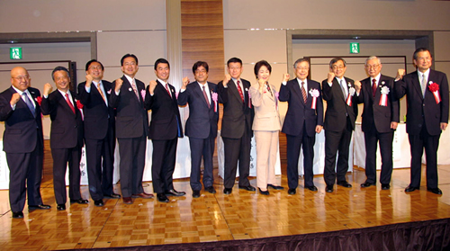 ガッツポーズを披露する6県知事ら