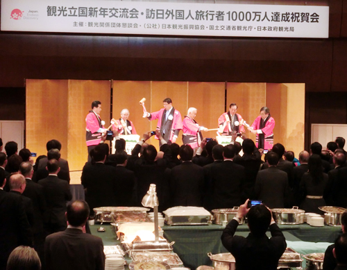 1千万人達成を祝う鏡開き