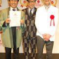 ホテル華の湯の菅野さん（左）と齋藤さん（右）。中央はイベントに参加したタレントのテリー伊藤さん