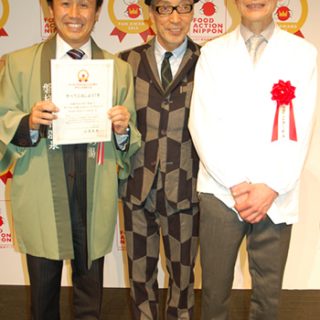 ホテル華の湯の菅野さん（左）と齋藤さん（右）。中央はイベントに参加したタレントのテリー伊藤さん