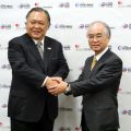 記者会見後、がっちり握手を交わす山口会長（右）と菊間会長