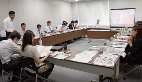 観光庁で開かれた第1回会合の様子