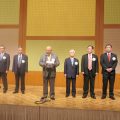 壇上で決意表明する観光業界の代表者（中央が田川JATA会長）