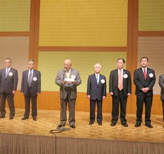 壇上で決意表明する観光業界の代表者（中央が田川JATA会長）