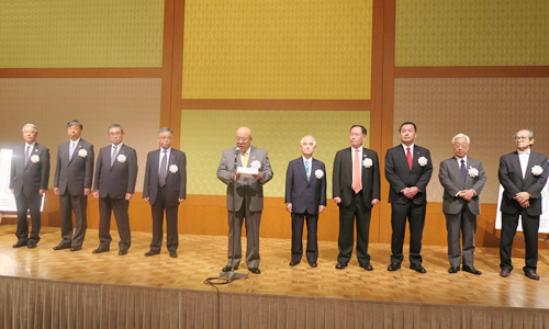 壇上で決意表明する観光業界の代表者（中央が田川JATA会長）