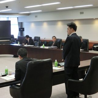 観光事業者や学識経験者を委員とする旅行産業研究会の初会合（9月30日、国土交通省で）