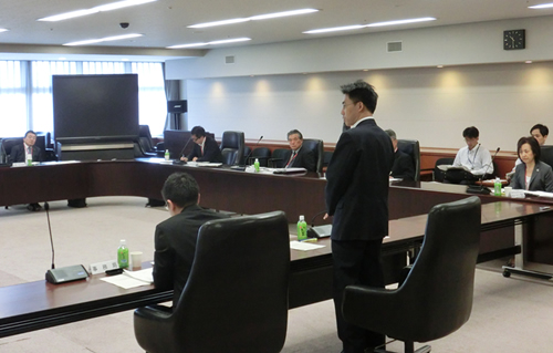 観光事業者や学識経験者を委員とする旅行産業研究会の初会合（9月30日、国土交通省で）