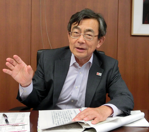 就任の抱負を述べる久保長官