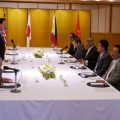 駐日大使らと意見交換する太田国交相（左）