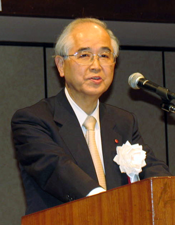 就任あいさつする山口会長