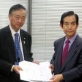 観光立国調査会の山本会長（右）に要望書を手渡す佐々木観光委員長