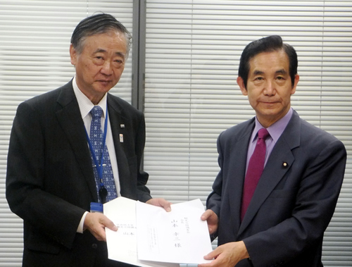 観光立国調査会の山本会長(右)に要望書を手渡す佐々木観光委員長