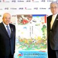 キービジュアルを挟んで田川会長（左）と見並理事長