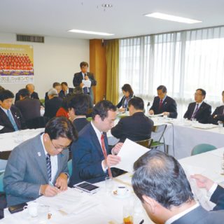 要望書を読み上げる全旅連佐藤会長（中央奥）