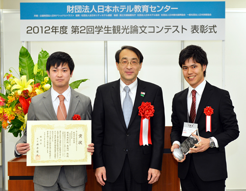 長官賞を受賞した岡本さん（左）、長谷川さん（右）と志村次長