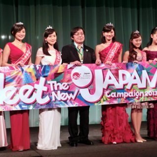 ミスや留学生とともに、キャンペーンのスタートを宣言する井手長官（中央）