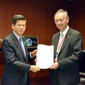 意見書の提出後、ポーズをとる石井国交相（左）と佐々木委員長