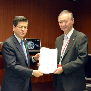 意見書の提出後、ポーズをとる石井国交相（左）と佐々木委員長