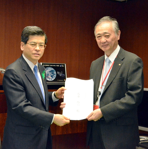 意見書の提出後、ポーズをとる石井国交相(左)と佐々木委員長