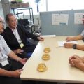 環境省の坂本参事官（右）と話し合う廣川会長（左奥）と佐藤委員長（左前）