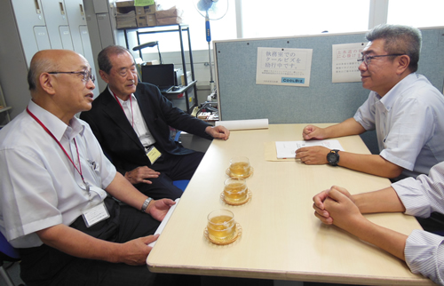 環境省の坂本参事官（右）と話し合う廣川会長（左奥）と佐藤委員長（左前）