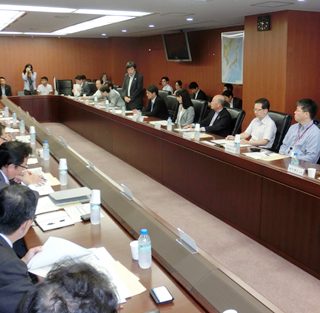 10日に開かれた観光産業政策検討会の初会合