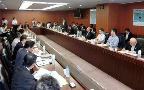 10日に開かれた観光産業政策検討会の初会合