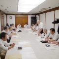 あいさつする佐藤委員長（右）