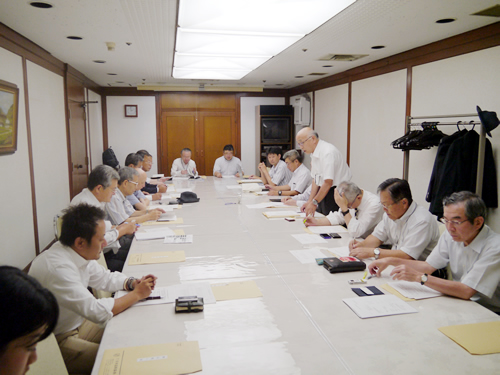あいさつする佐藤委員長(右)
