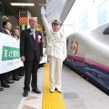 前田国交相、東北の知事らが東北新幹線の出発を見送るセレモニーを行った（18日、東京駅で）