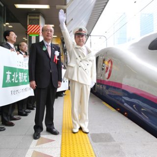前田国交相、東北の知事らが東北新幹線の出発を見送るセレモニーを行った（18日、東京駅で）