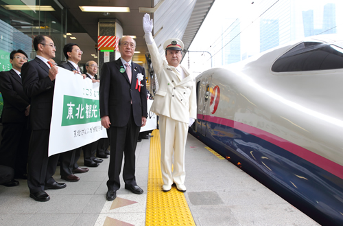 前田国交相、東北の知事らが東北新幹線の出発を見送るセレモニーを行った(18日、東京駅で)