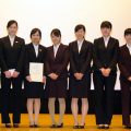 学生の研究発表に対して表彰を行った（左が舩山副会長）