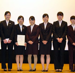 学生の研究発表に対して表彰を行った（左が舩山副会長）