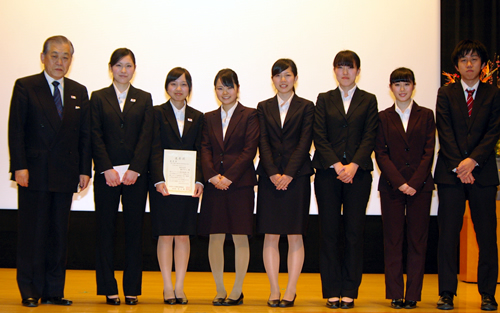 学生の研究発表に対して表彰を行った(左が舩山副会長)