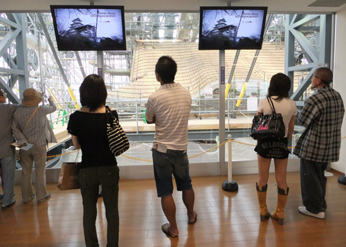姫路城修理見学施設の8階からの見学風景
